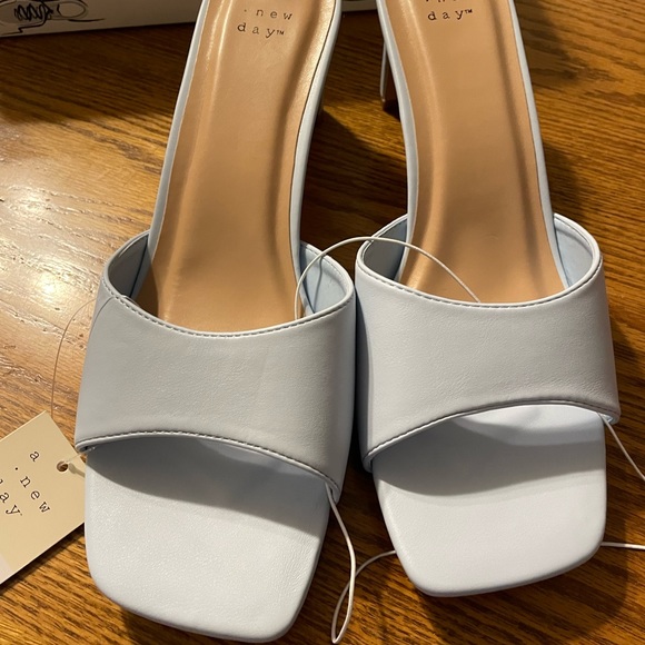 Light blue light on heels shoes - Picture 5 of 12